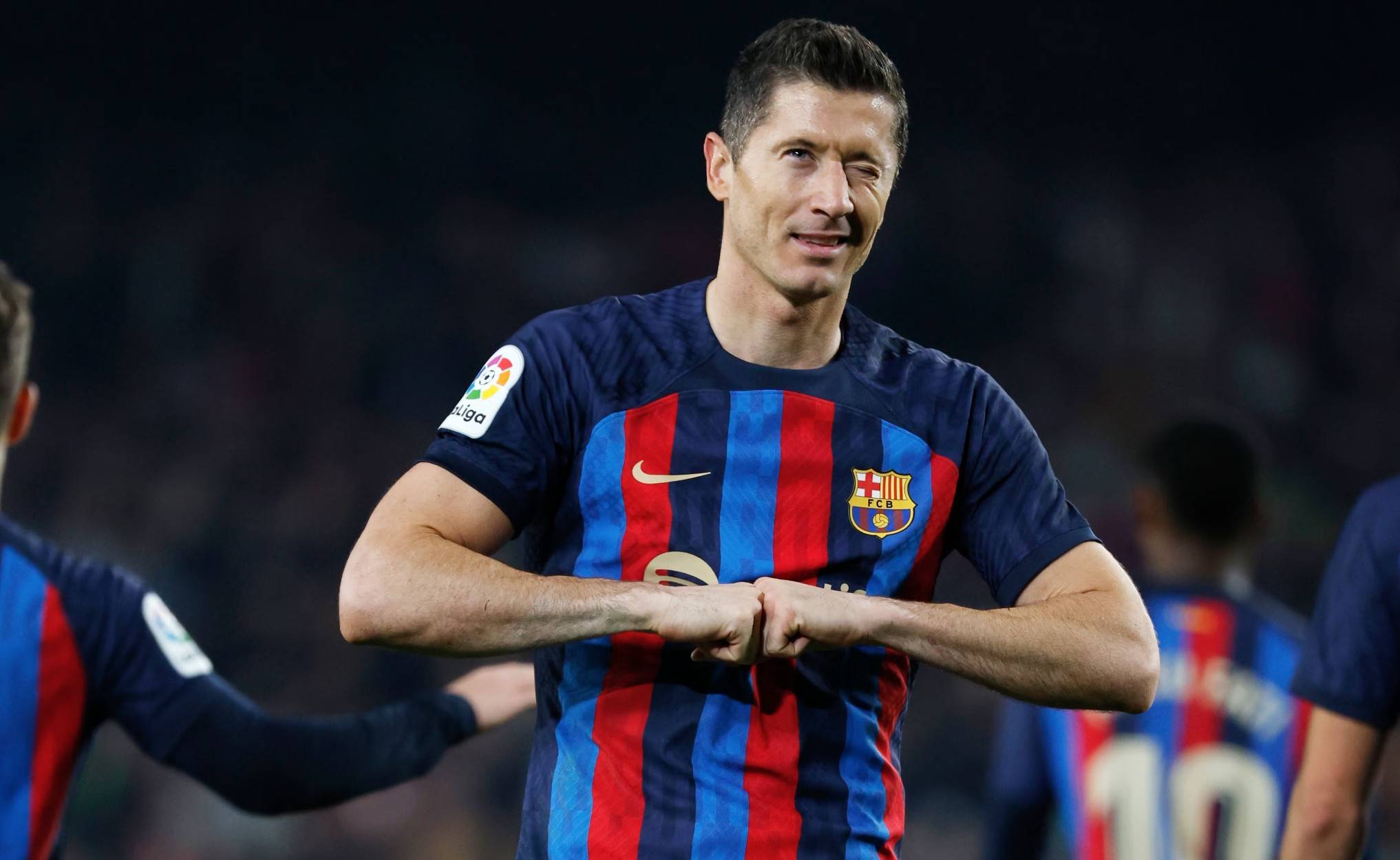 包含莱万多夫斯基焦点对战，Ming与80激战切尔西分钟，领先优势明显胜负难料！比赛高潮迭起的词条